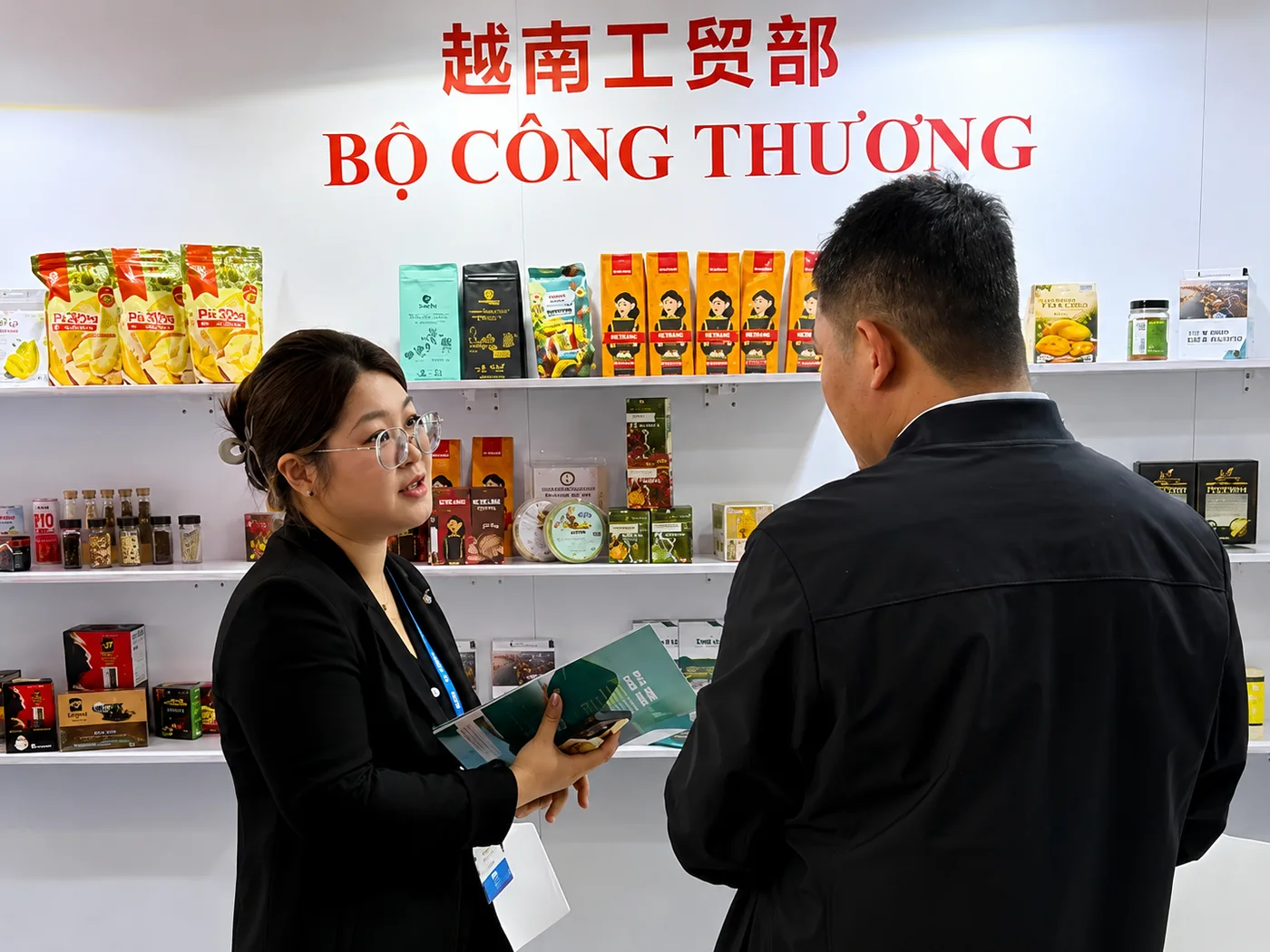 在越南工贸部展位洽谈